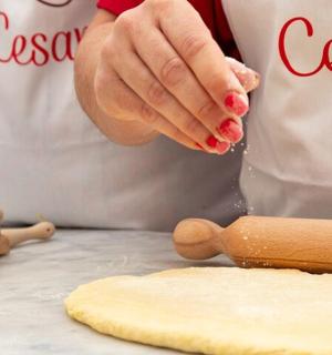 一位女士正在柜台上揉面团