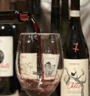 一瓶葡萄酒被倒入酒杯中