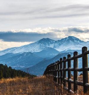 plot na kopci s horami v pozadí