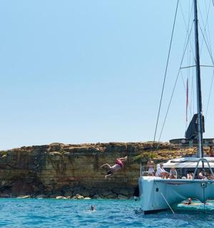 从船上跳入水中的人