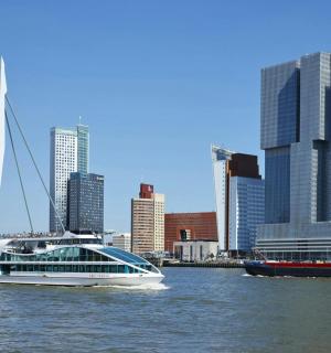 水中有一艘大船和一座桥