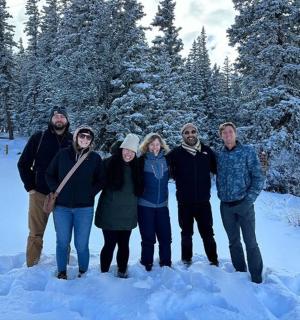 一群人在雪中摆姿势拍照