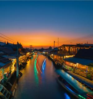 pohled na kanál s budovami a západ slunce