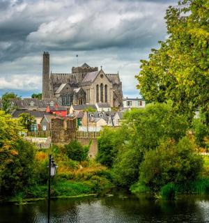 velký hrad uprostřed řeky