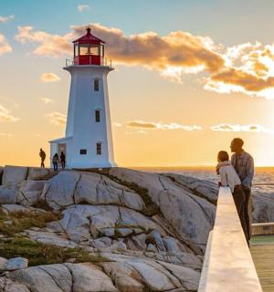 一男一女站在灯塔旁边