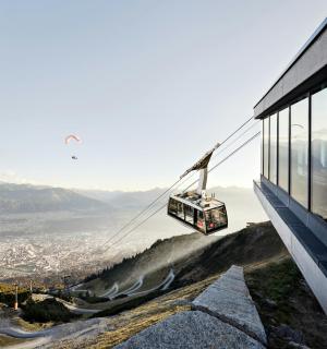 乘坐缆车在城市上空翱翔