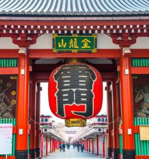 带有一张人脸标志的建筑物