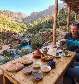一男一女坐在桌边，吃着食物