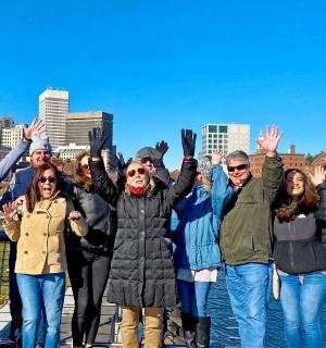 eine Gruppe von Menschen steht vor einer Stadt