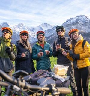 一群人站在田野里,骑着自行车