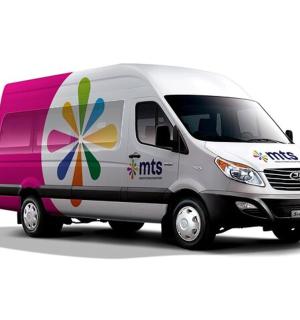 ein silberner Lieferwagen mit einer auf die Seite gemalten Blume