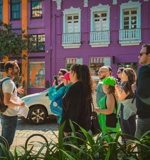 一群人站在一栋色彩缤纷的建筑前