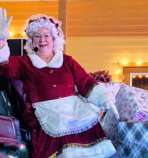 一位老妇人坐在椅子上用手机打电话