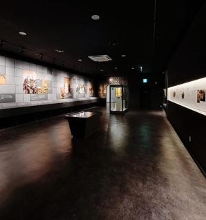 chodba v muzeu s místností s exponáty