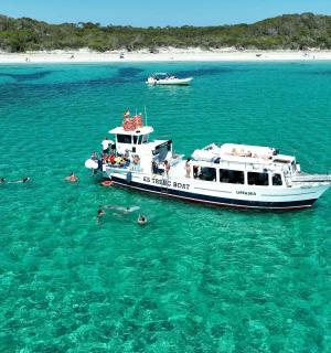 一艘在大片水域中载有乘客的船