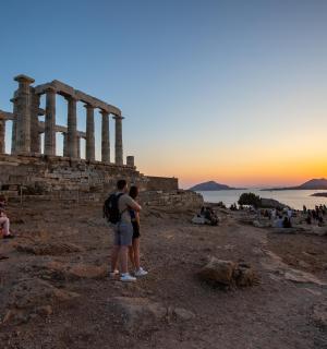 一群人在卫城观看日落