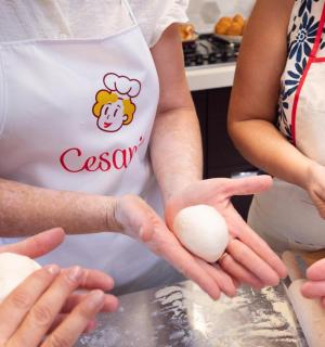 一群人在厨房里拿着鸡蛋