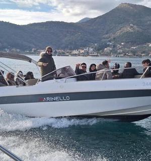 skupina lidí v lodi na vodě