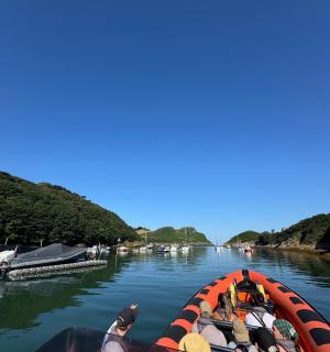 一群人在河上的船上