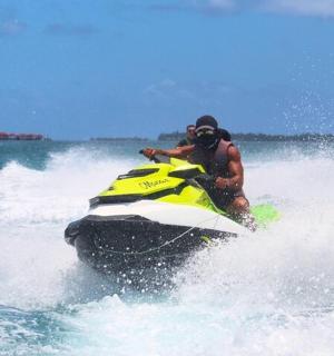 一名男子在水中驾驶水上摩托艇