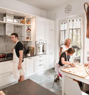 一群人在厨房准备食物