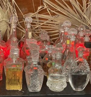 桌子上放着一组玻璃瓶