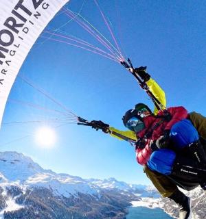 带着降落伞在空中的人