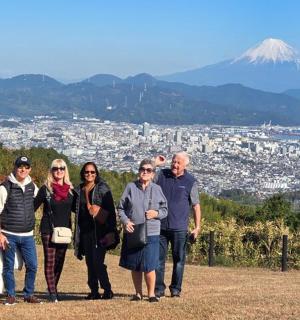 一群人站在山顶上