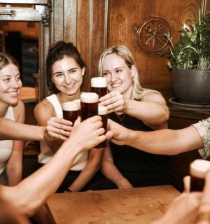 un gruppo di persone che tengono in mano bottiglie di birra