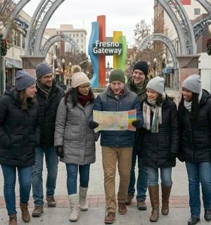 一群人在街上行走