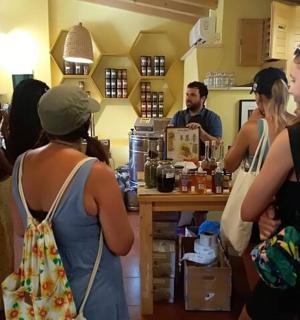 μια ομάδα ανθρώπων που στέκονται γύρω από έναν πάγκο σε μια κουζίνα