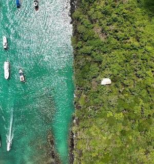 pogled iz ptičje perspektive na brodove u vodi