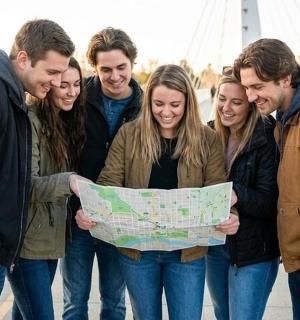 一群人站在一起，手里拿着一张地图