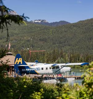 Modrobílé letadlo sedící na ranveji