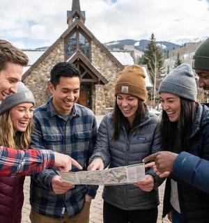 一群人正在看地图