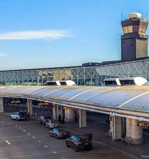 un aeroport cu pistă și turn de control