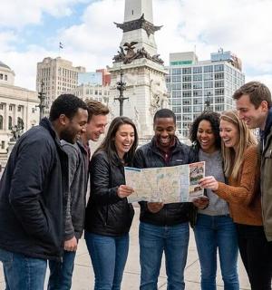 skupina lidí prohlížejících si mapu