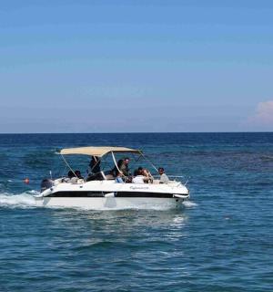 група људи на чамцу у води