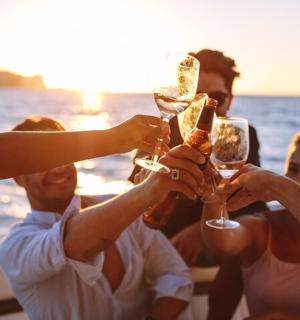 eine Gruppe von Menschen hält Gläser Wein hoch