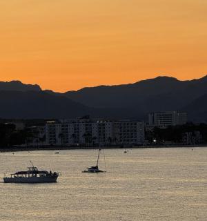 човен у великій водоймі на заході сонця