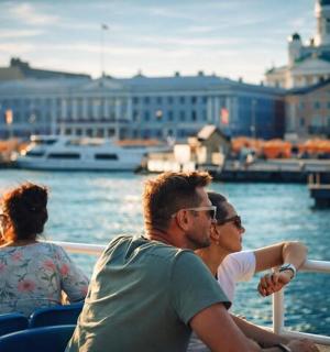 hópur fólks situr á báti í vatninu