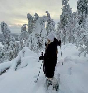 osoba na lyžích stojící ve sněhu