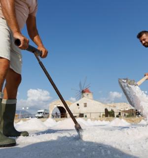 zwei Männer spielen im Schnee