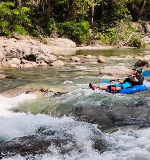 eine Person in einem Floß in einem Fluss