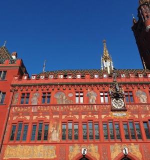 ein großes rotes Gebäude mit einer Uhr darauf