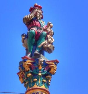 socha muže na koni na tyči