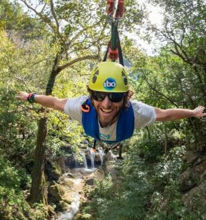 Một người đàn ông đội mũ bảo hiểm đang lơ lửng trên không trung.