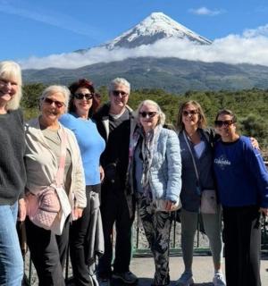 eine Gruppe von Menschen steht vor einem Berg