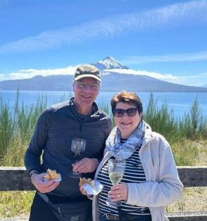 ein Mann und eine Frau posieren für ein Foto vor einem Berg