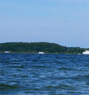 una gran massa d'aigua amb una barca a dins
